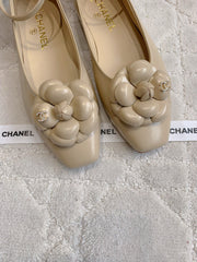 CHANEL 25S CAMELLIA SQUARE TOE FLATS IN BEIGE CALFSKIN GOLD HARDWARE