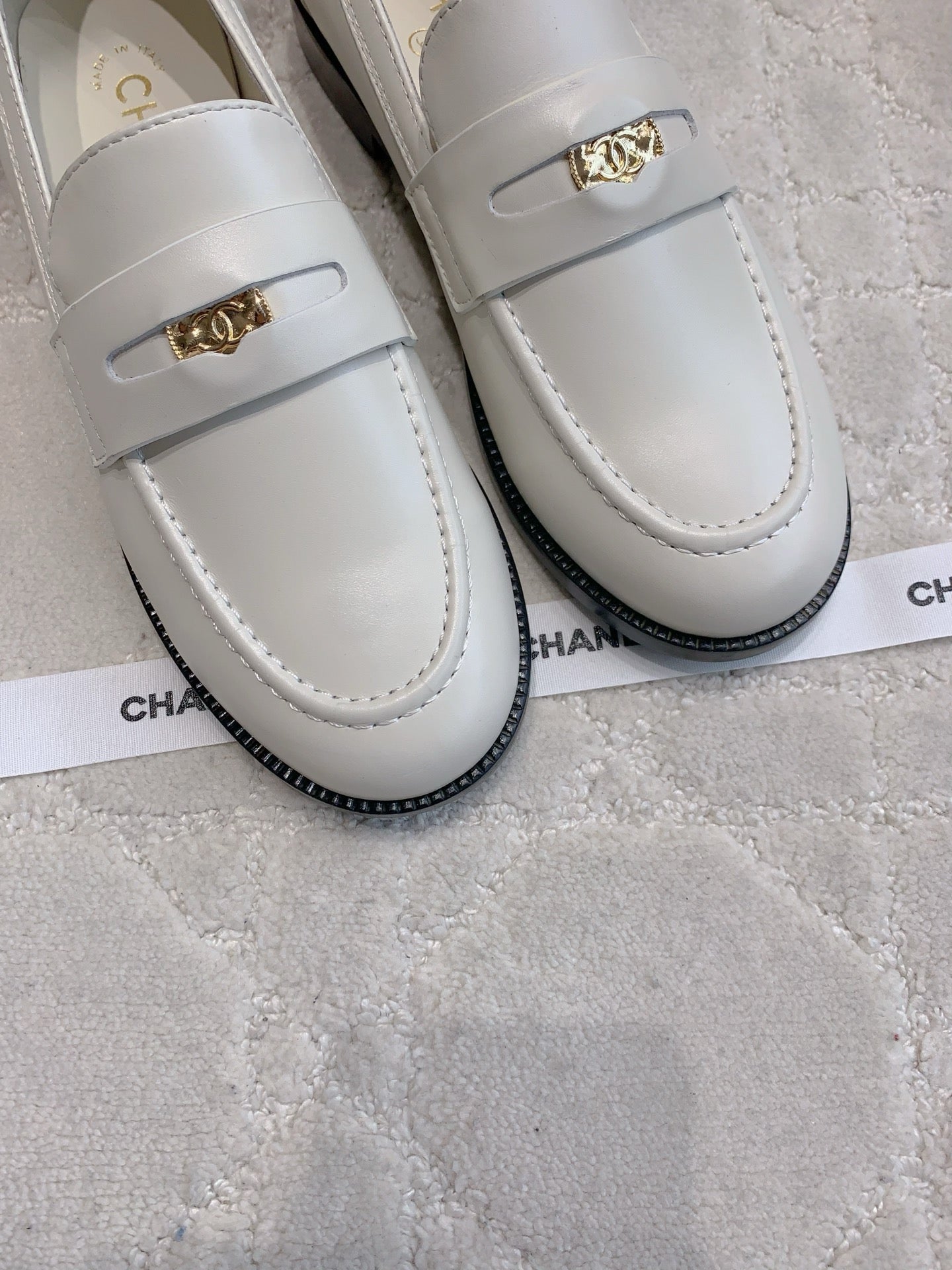 CHANEL 25S MOCCASINS IN WHITE CALFSKIN GOLD HARDWARE