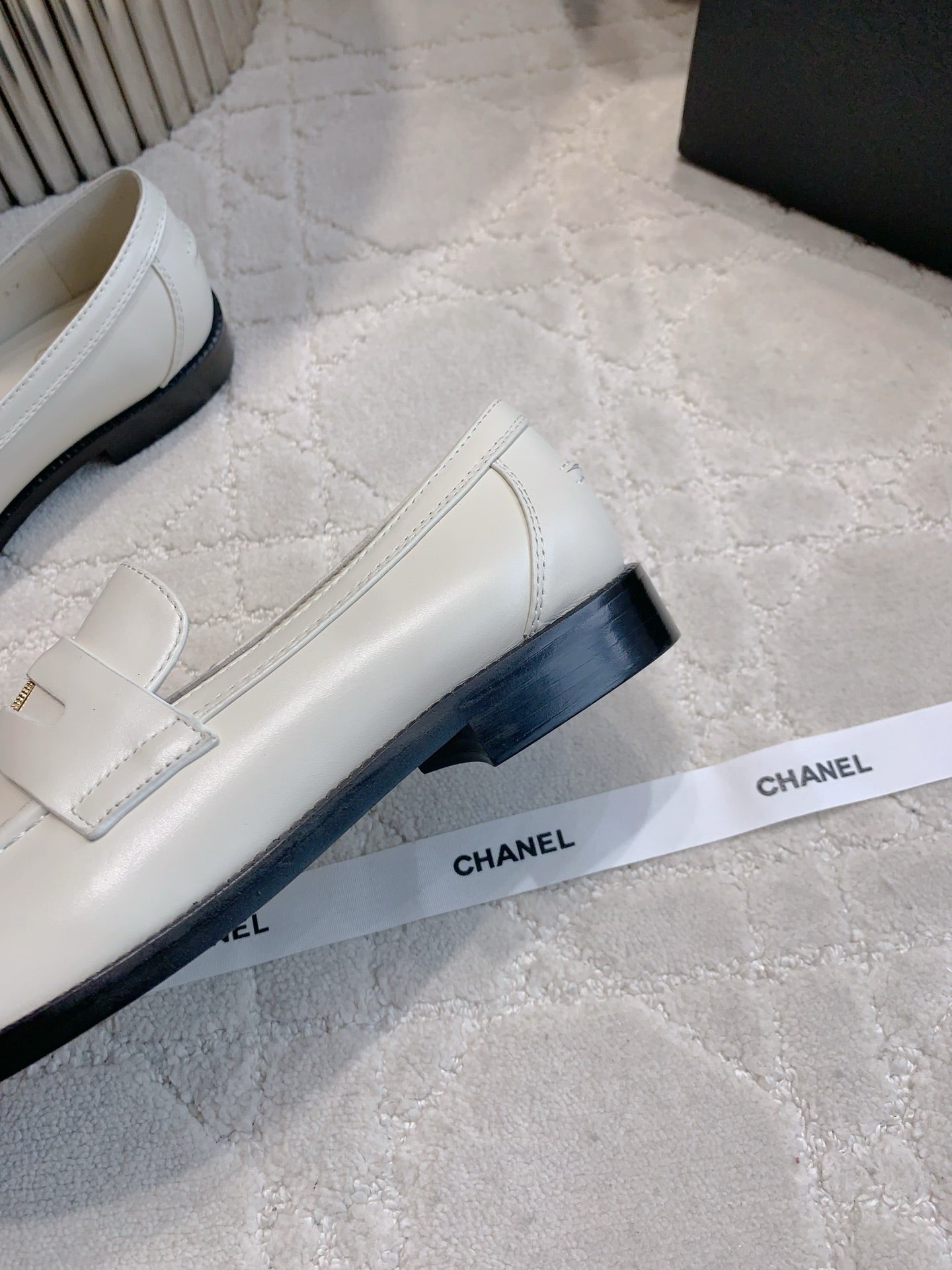 CHANEL 25S MOCCASINS IN WHITE CALFSKIN GOLD HARDWARE