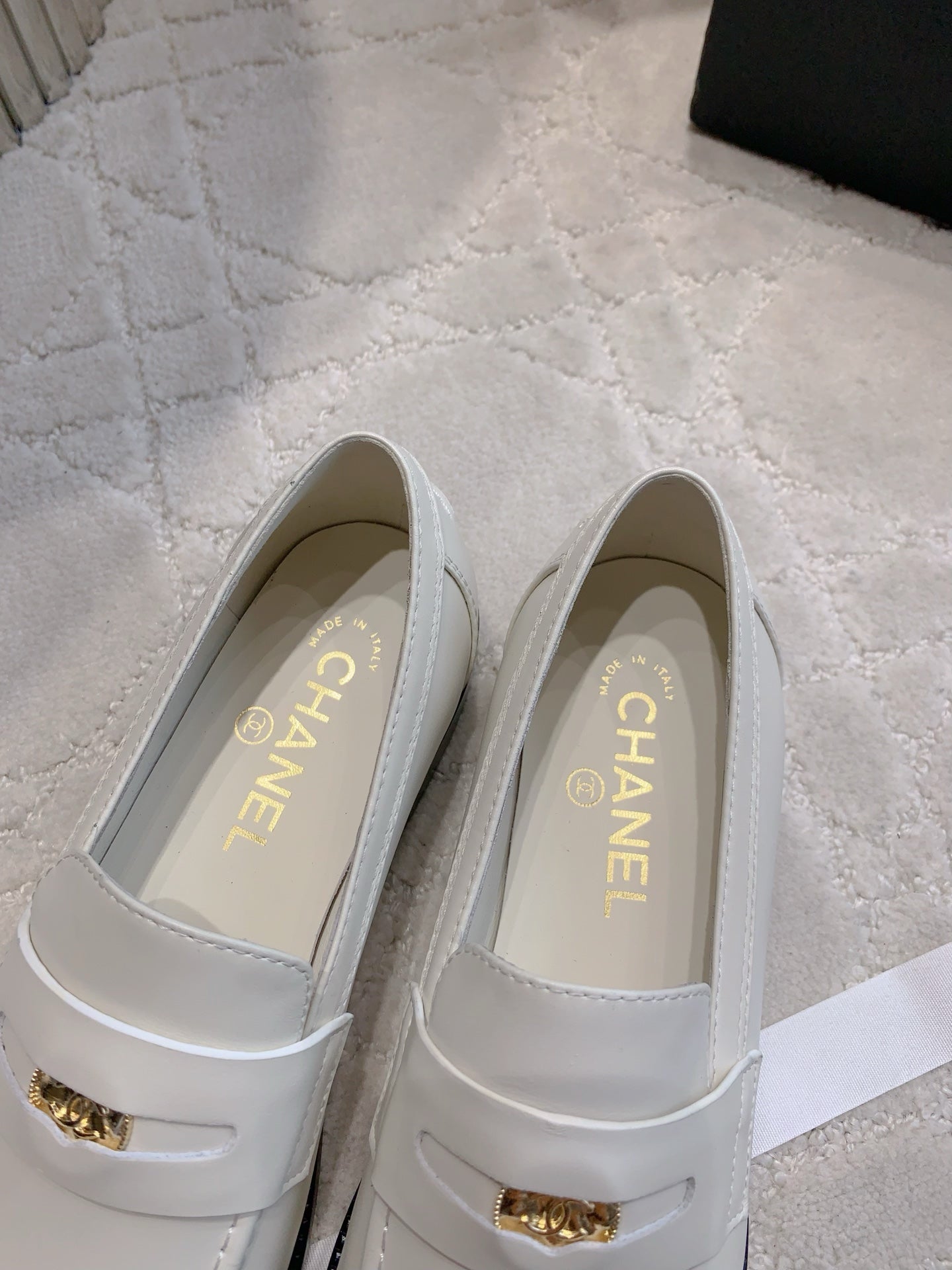 CHANEL 25S MOCCASINS IN WHITE CALFSKIN GOLD HARDWARE