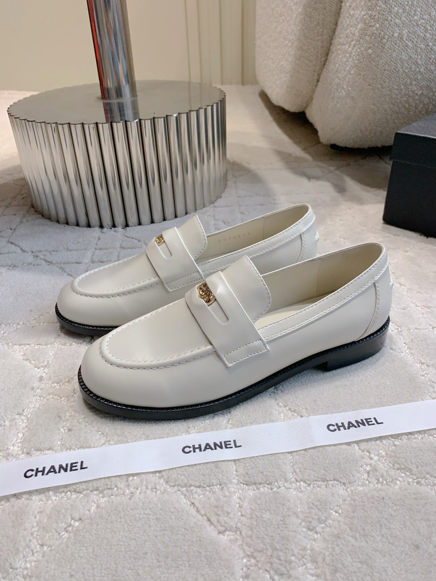 CHANEL 25S MOCCASINS IN WHITE CALFSKIN GOLD HARDWARE