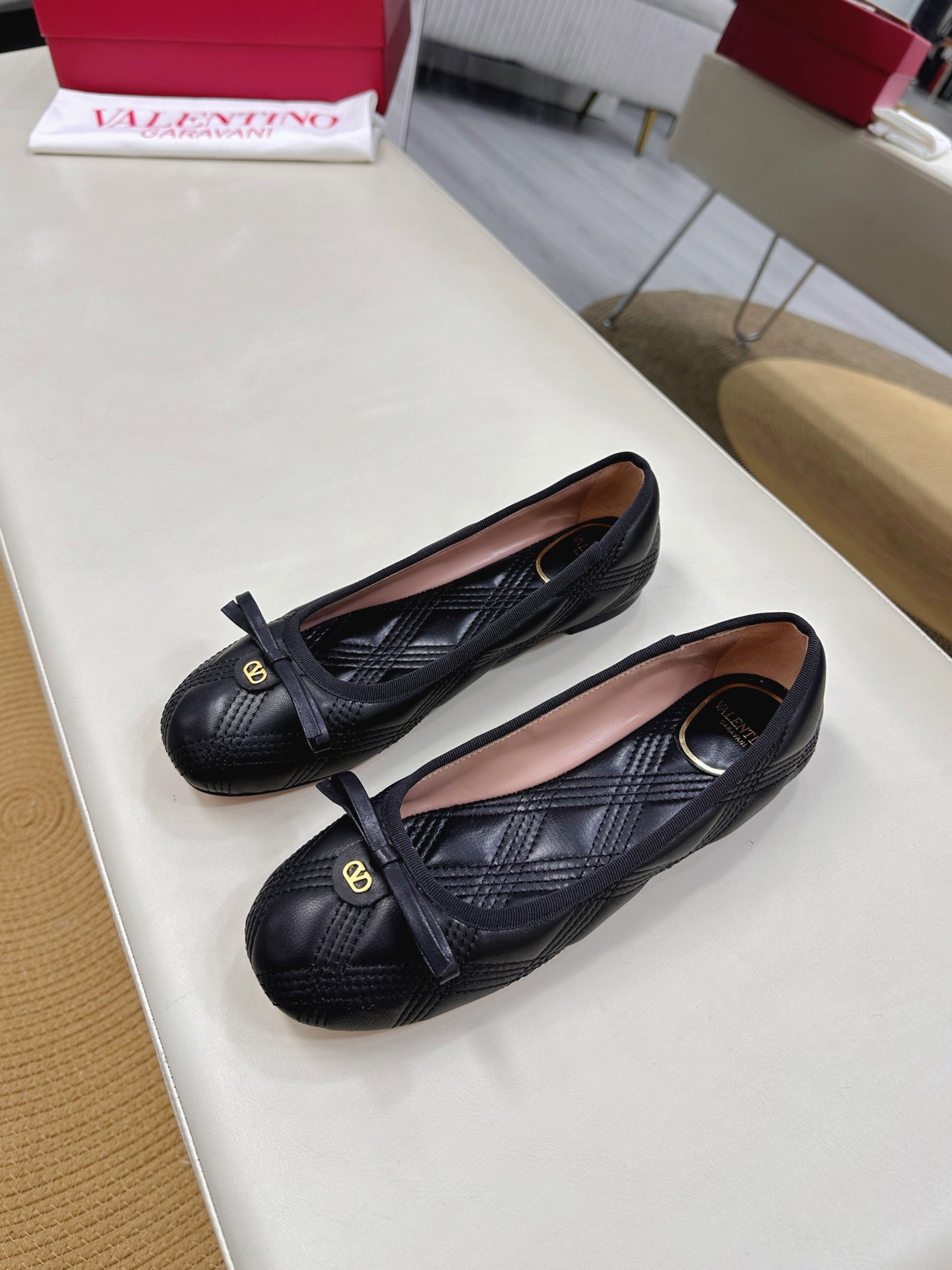 VLTN CLASSIC BALLET FLATS 25S IN BLACK CALFSKIN WITH BOW