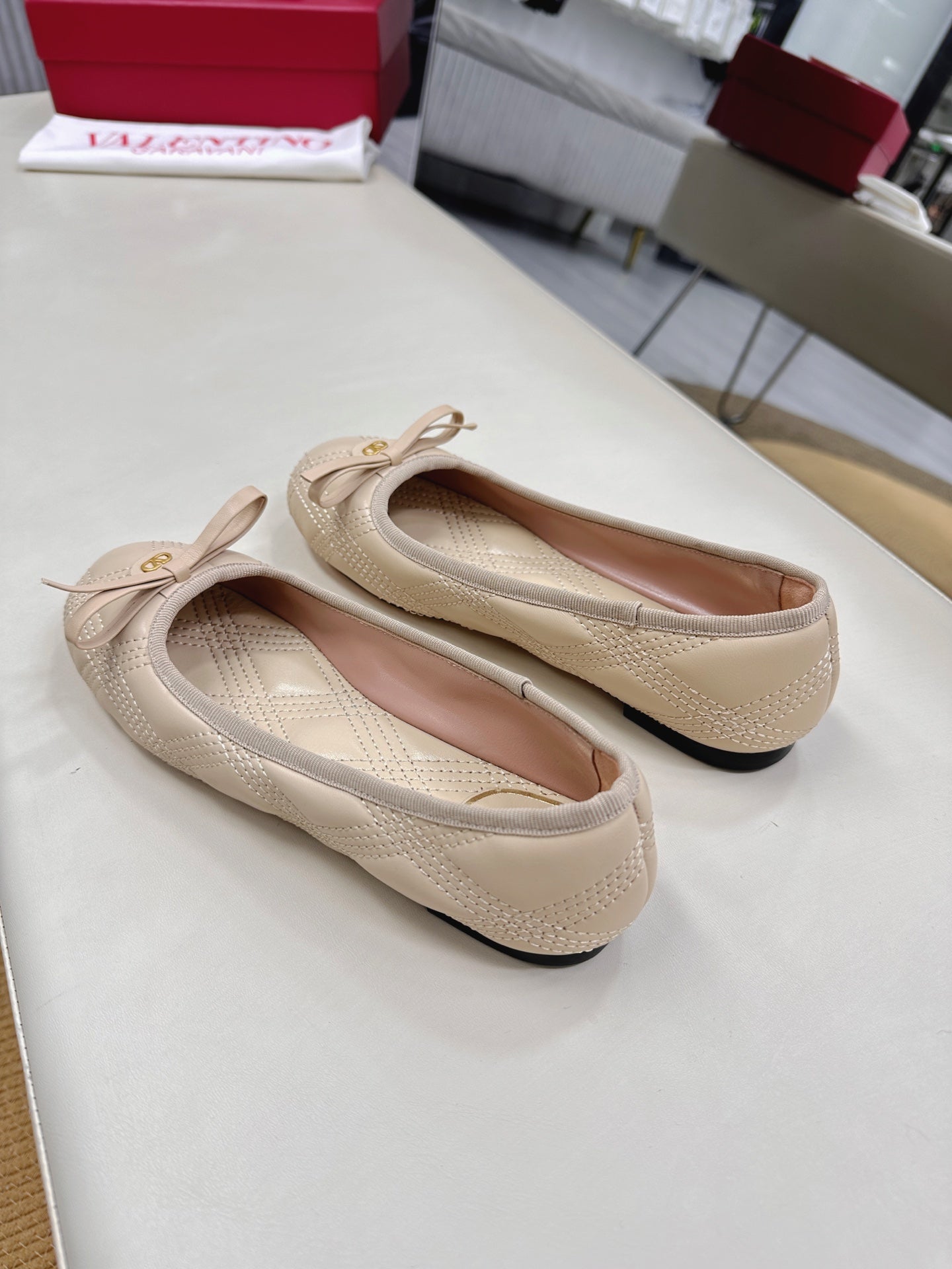VLTN CLASSIC BALLET FLATS 25S IN LIGHT BEIGE CALFSKIN WITH BOW