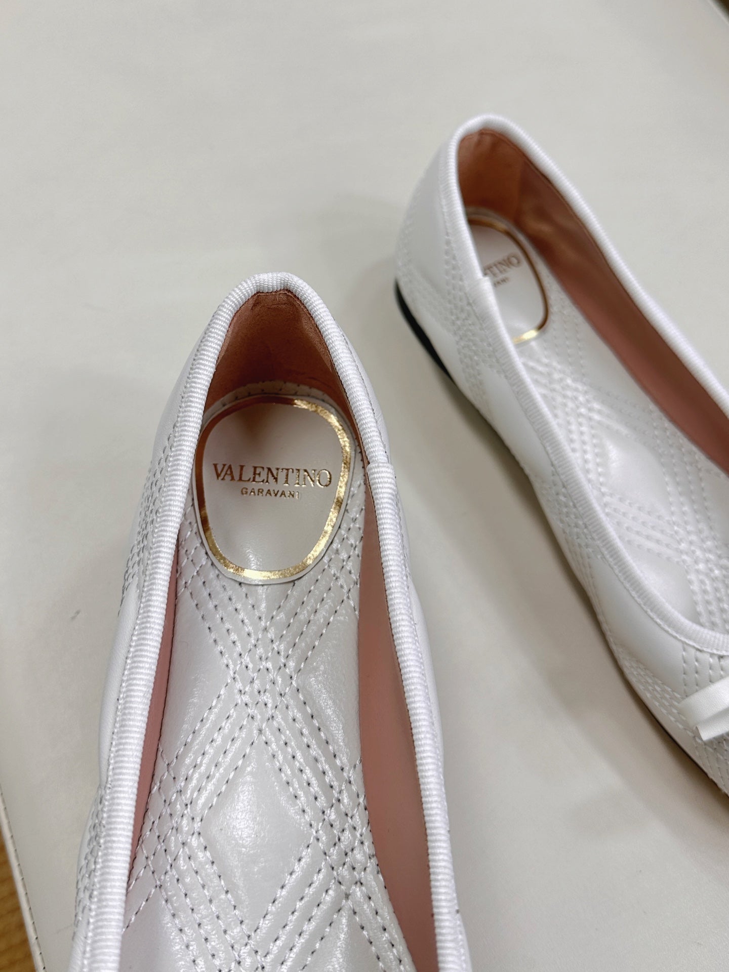 VLTN CLASSIC BALLET FLATS 25S IN WHITE CALFSKIN WITH BOW