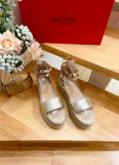 ROCKSTUD FLATFORM SANDAL IN LIGHT GOLD CALFSKIN