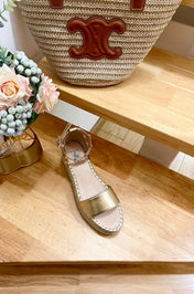 ROCKSTUD FLATFORM SANDAL IN GOLD CALFSKIN