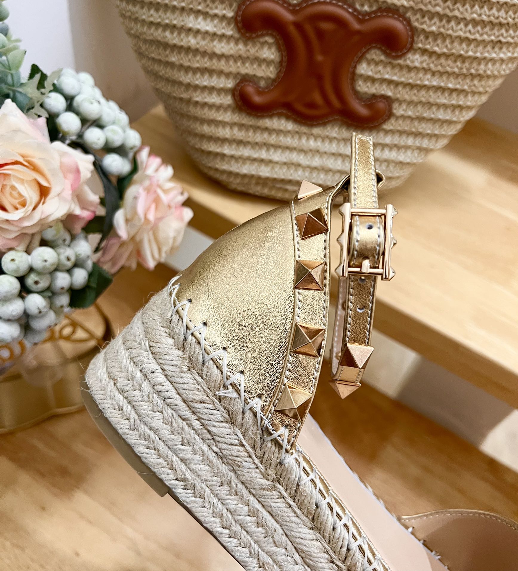 ROCKSTUD FLATFORM SANDAL IN GOLD CALFSKIN