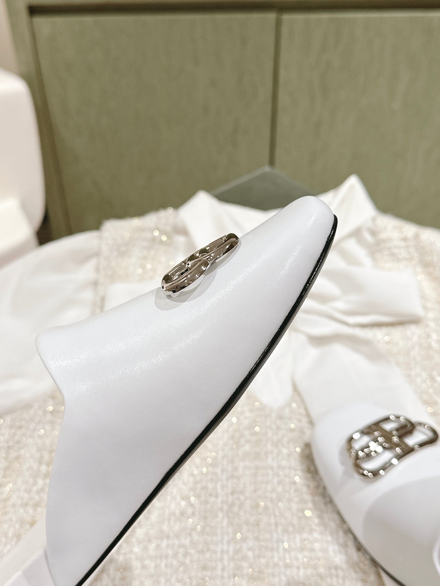 FLAT MULES IN WHITE SMOOTH CALFSKIN SILVER BUCKLE