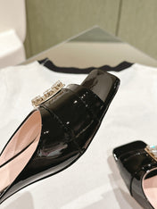 CRYSTAL HEEL MULE IN BLACK PATENT CALFSKIN WITH EMBELLISHED BUCKLE