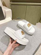 RISE SANDALS IN WHITE SHINY LAMBSKIN GOLD BUCKLE