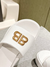 RISE SANDALS IN WHITE SHINY LAMBSKIN GOLD BUCKLE