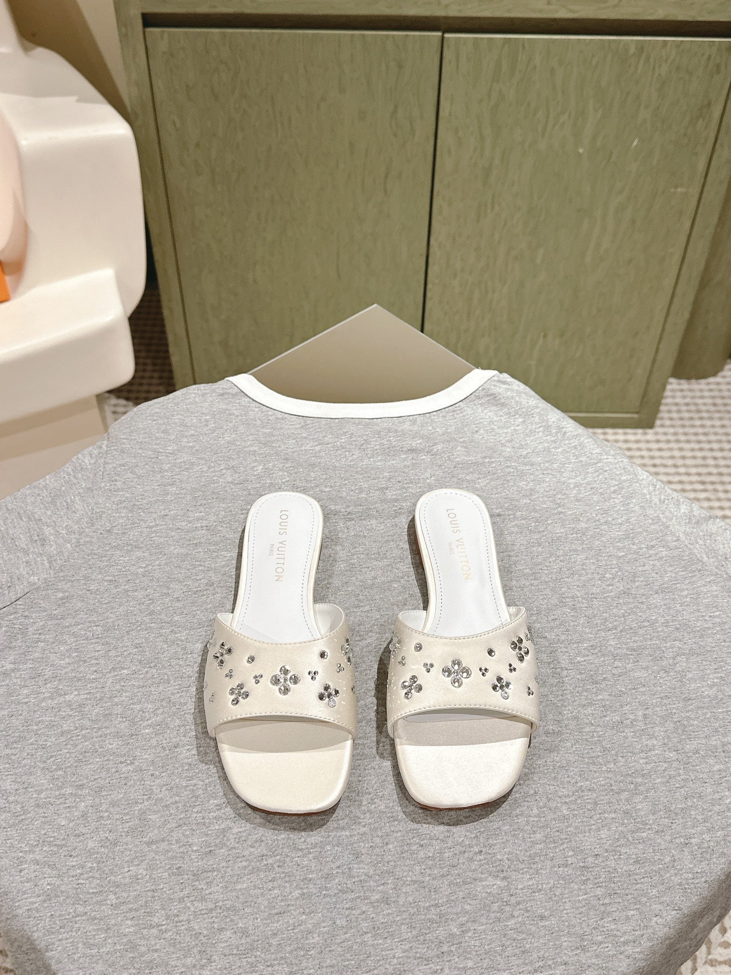 LV WOMEN FLAT MULE IN WHITE SATIN WITH RHINESTONE