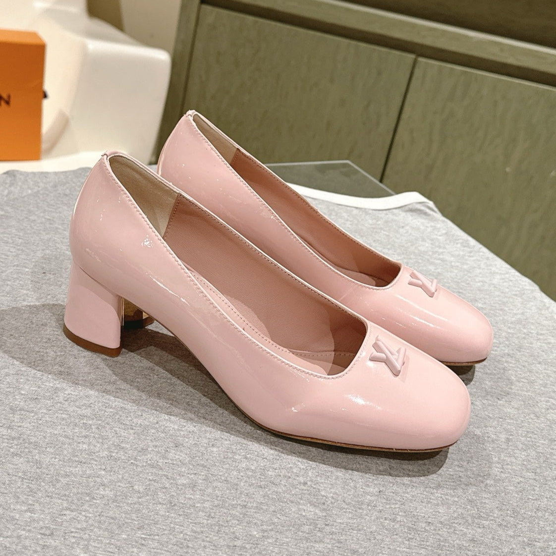 SWING HIGH PUMP 55 MM IN PALE PINK PATENT CALFSKIN