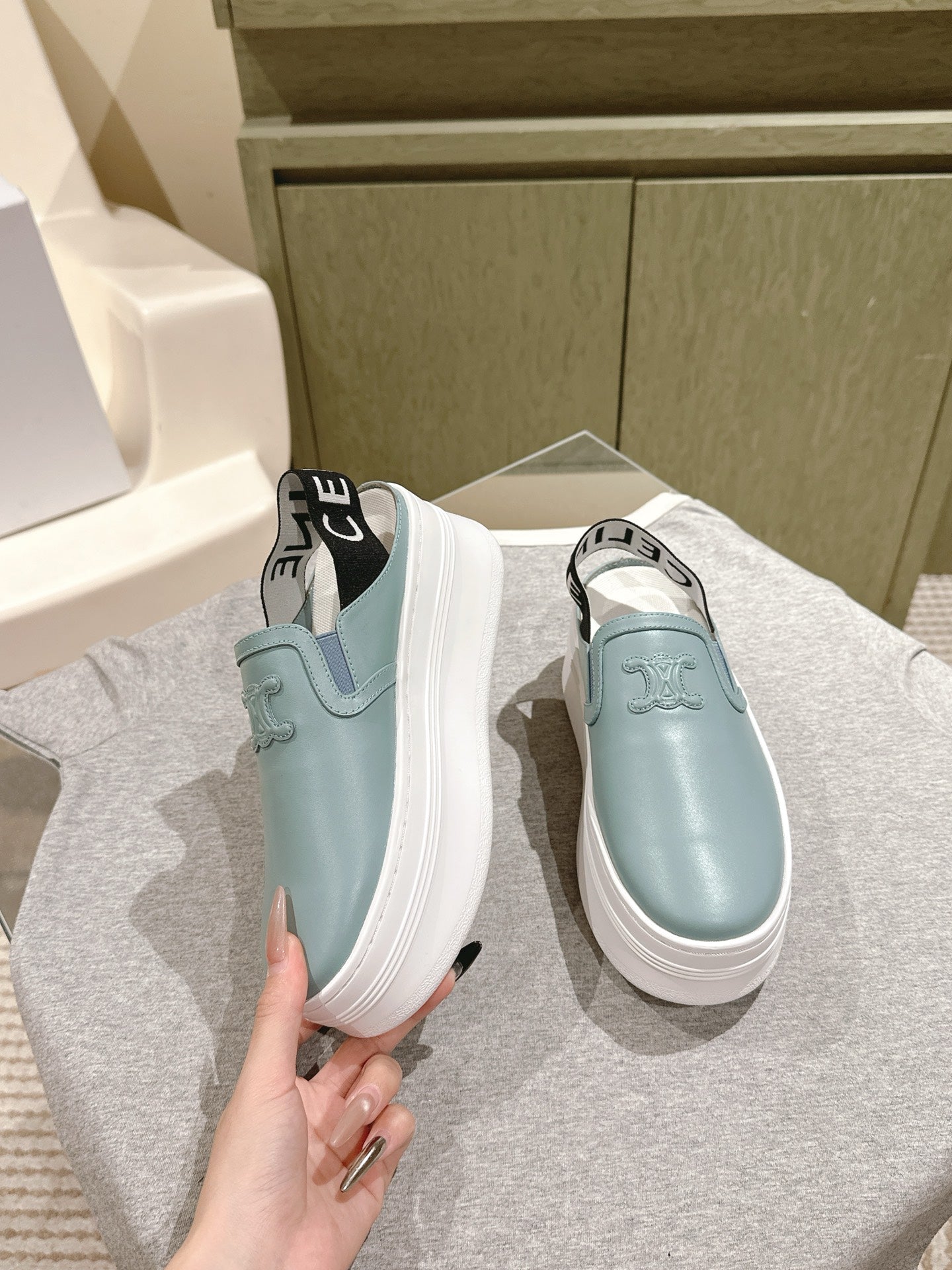 THICK-SOLED ELASTIC BACKLESS SHOES GRANNY SMITH BLUE SHINY CALFSKIN