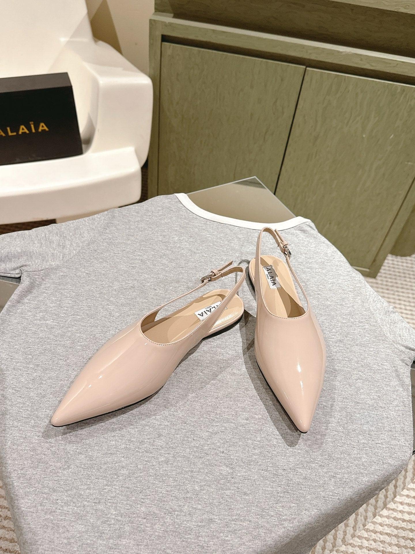 ALAIA SLINGBACK 25S IN LIGHT BEIGE PATENT LEATHER