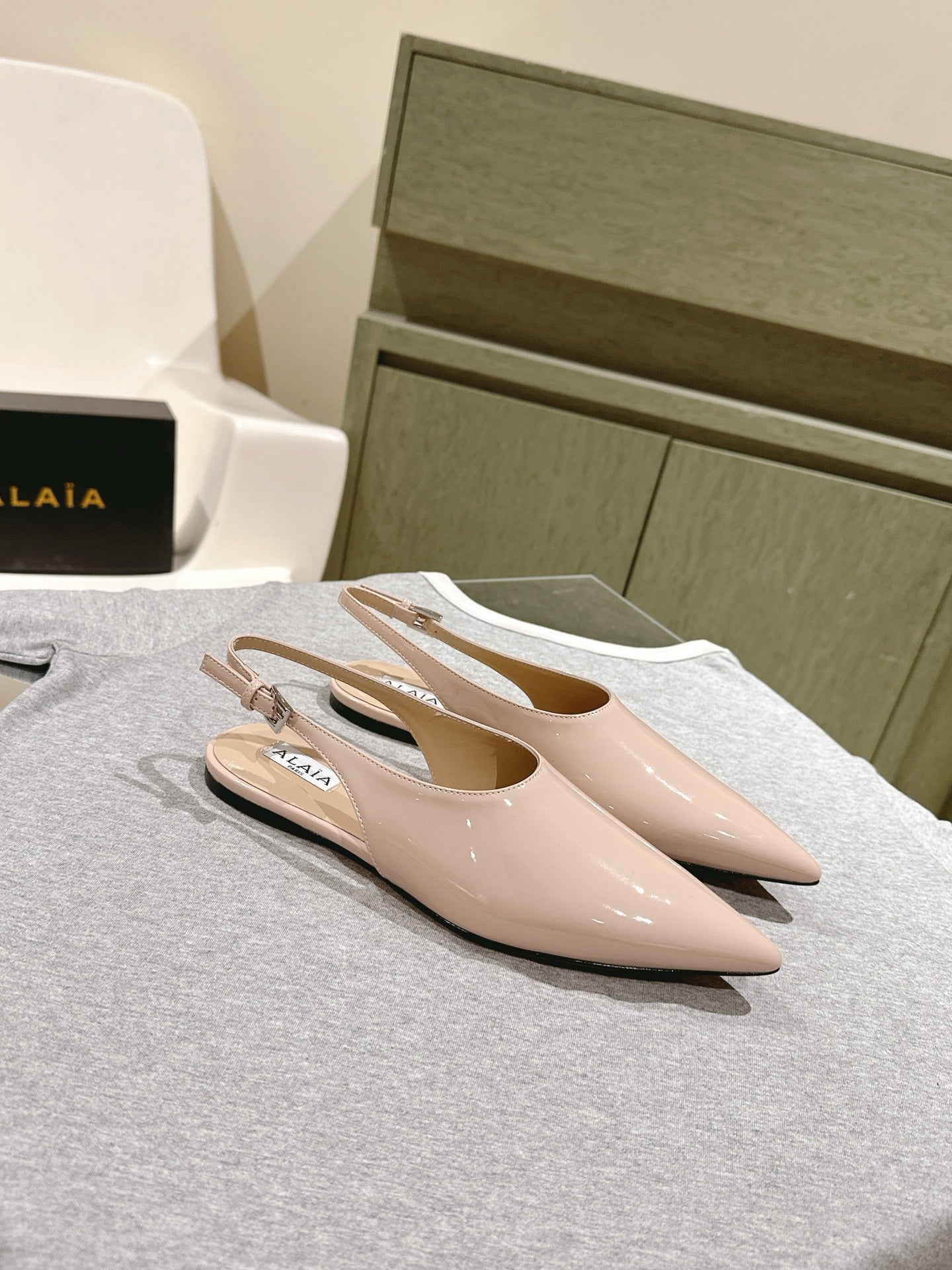 ALAIA SLINGBACK 25S IN LIGHT BEIGE PATENT LEATHER