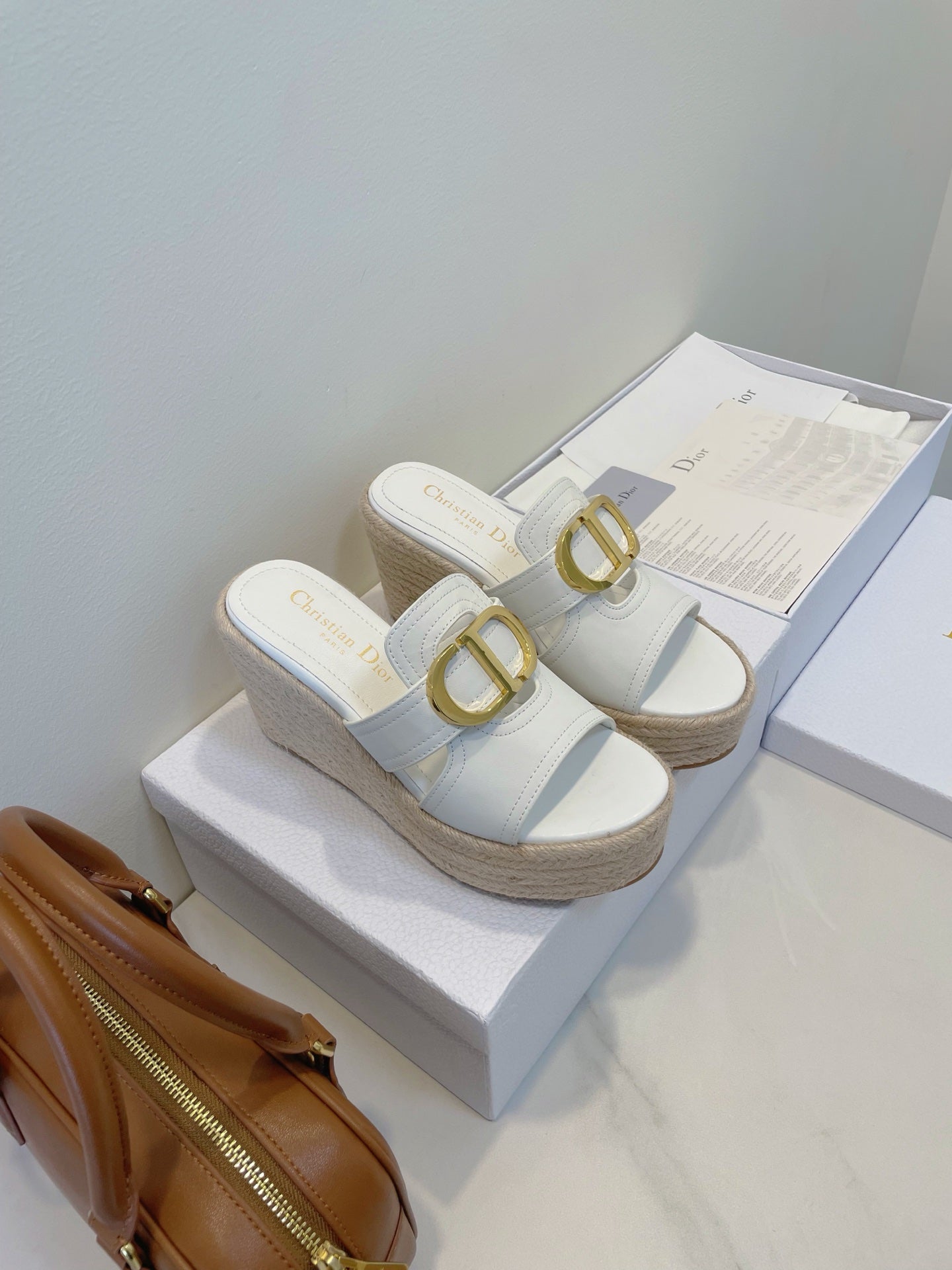 MONTAIGNE WEDGE SLIDE 95MM IN WHITE CALFSKIN