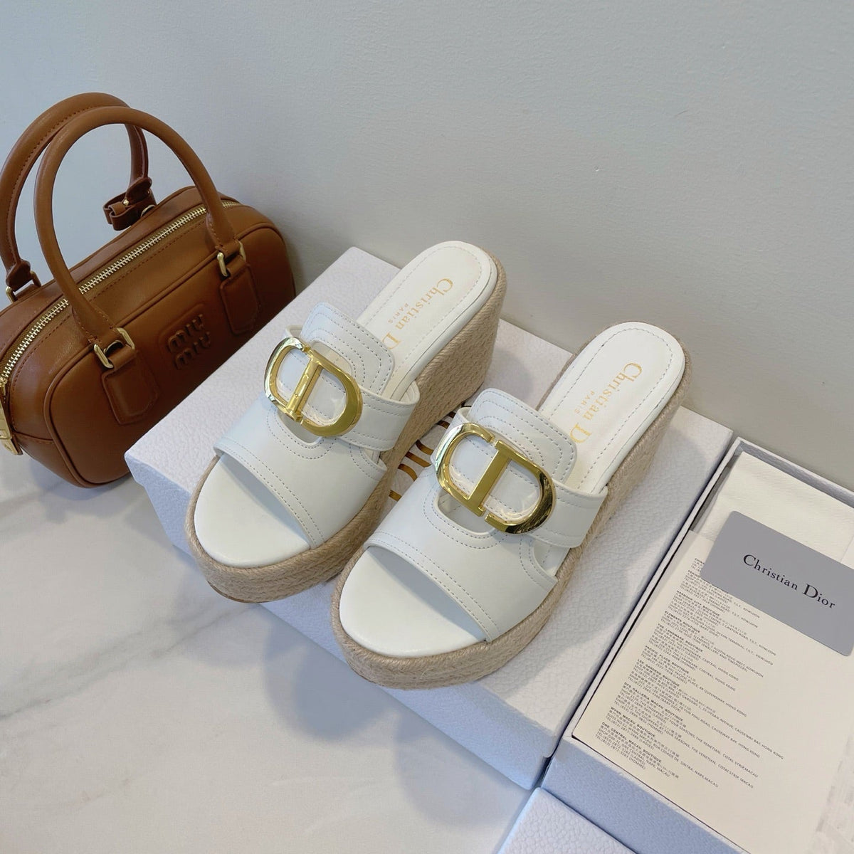 MONTAIGNE WEDGE SLIDE 95MM IN WHITE CALFSKIN