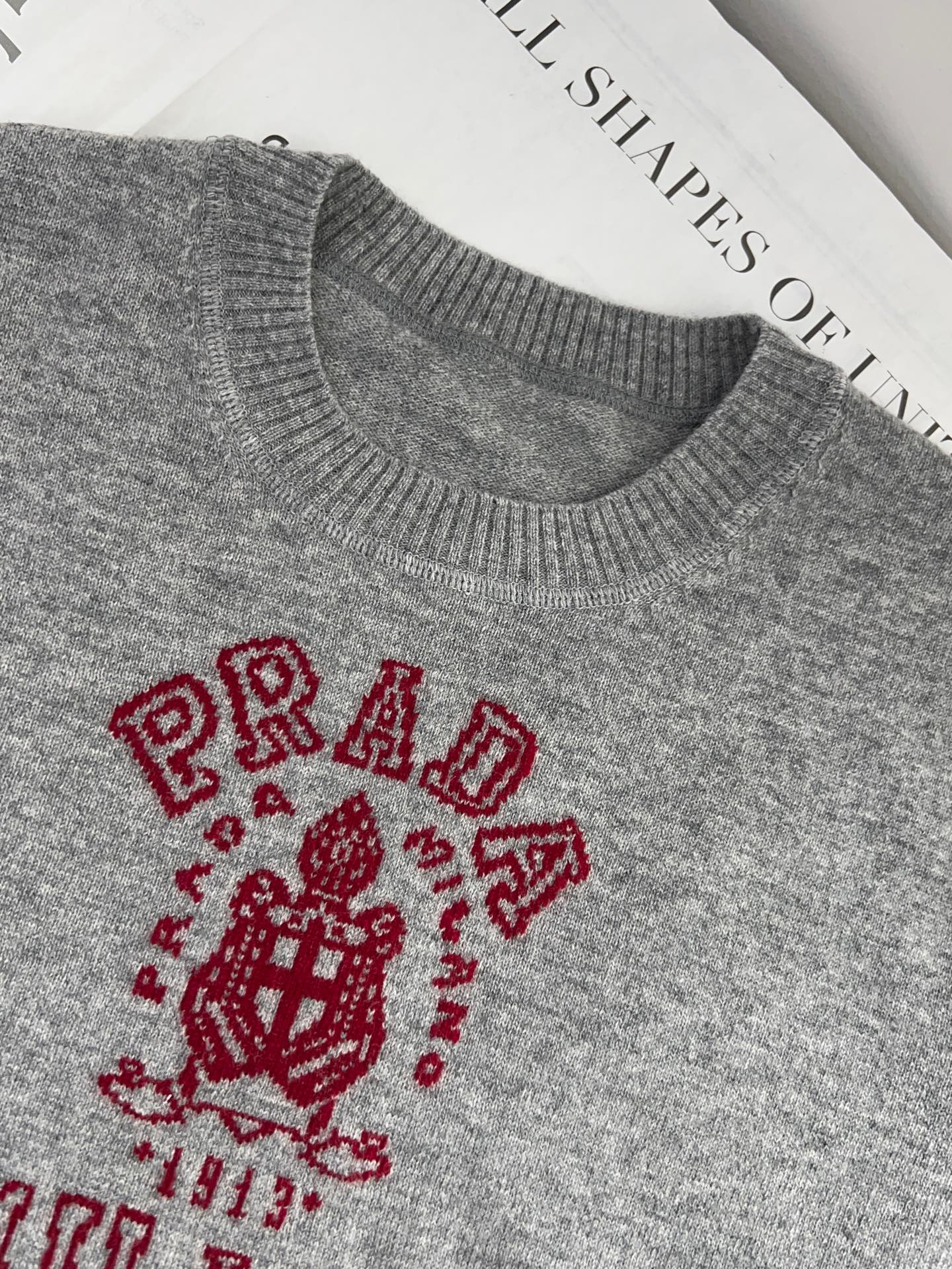 PRADA SHORT-SLEEVE KNIT TOP STYLE 79