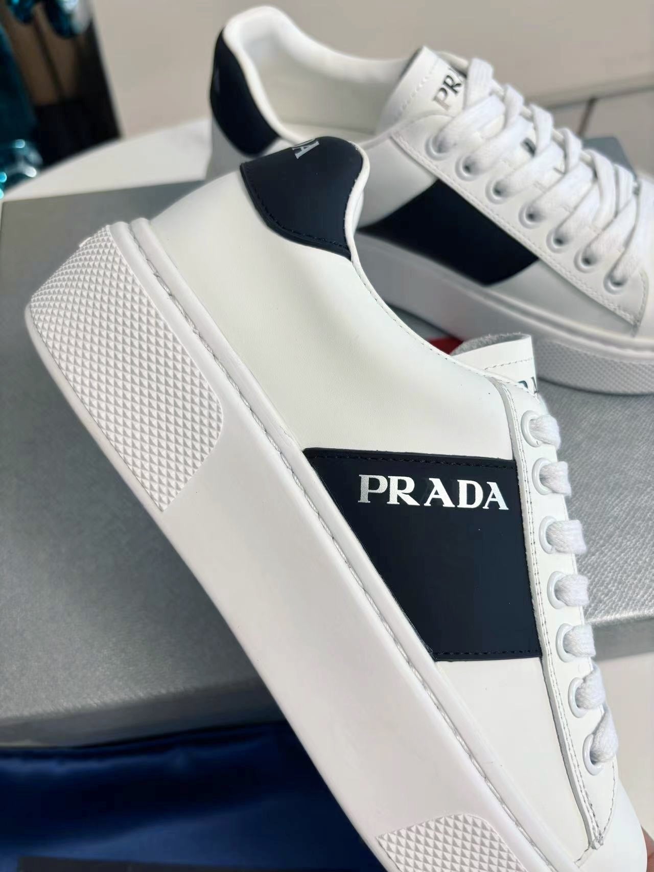PRADA 25S LEATHER LOGO OUTLET SNEAKERS BLACK AND WHITE CALFSKIN