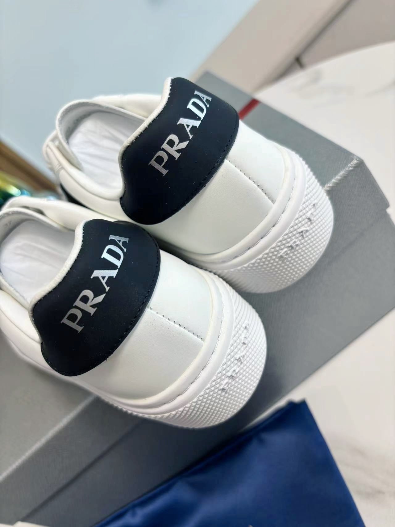 PRADA 25S LEATHER LOGO OUTLET SNEAKERS BLACK AND WHITE CALFSKIN