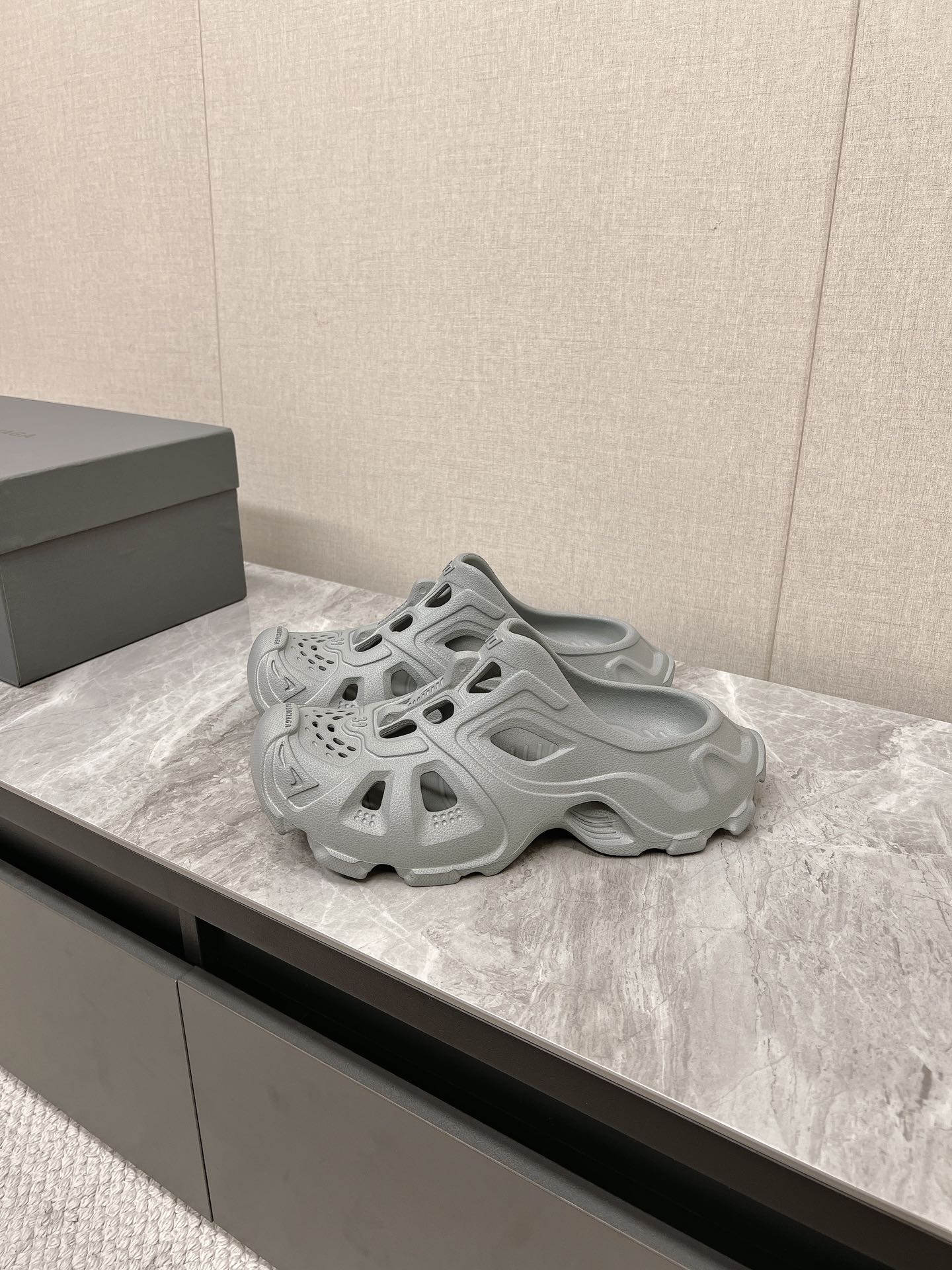 CUT-OUT MULES IN GRAY RUBBER