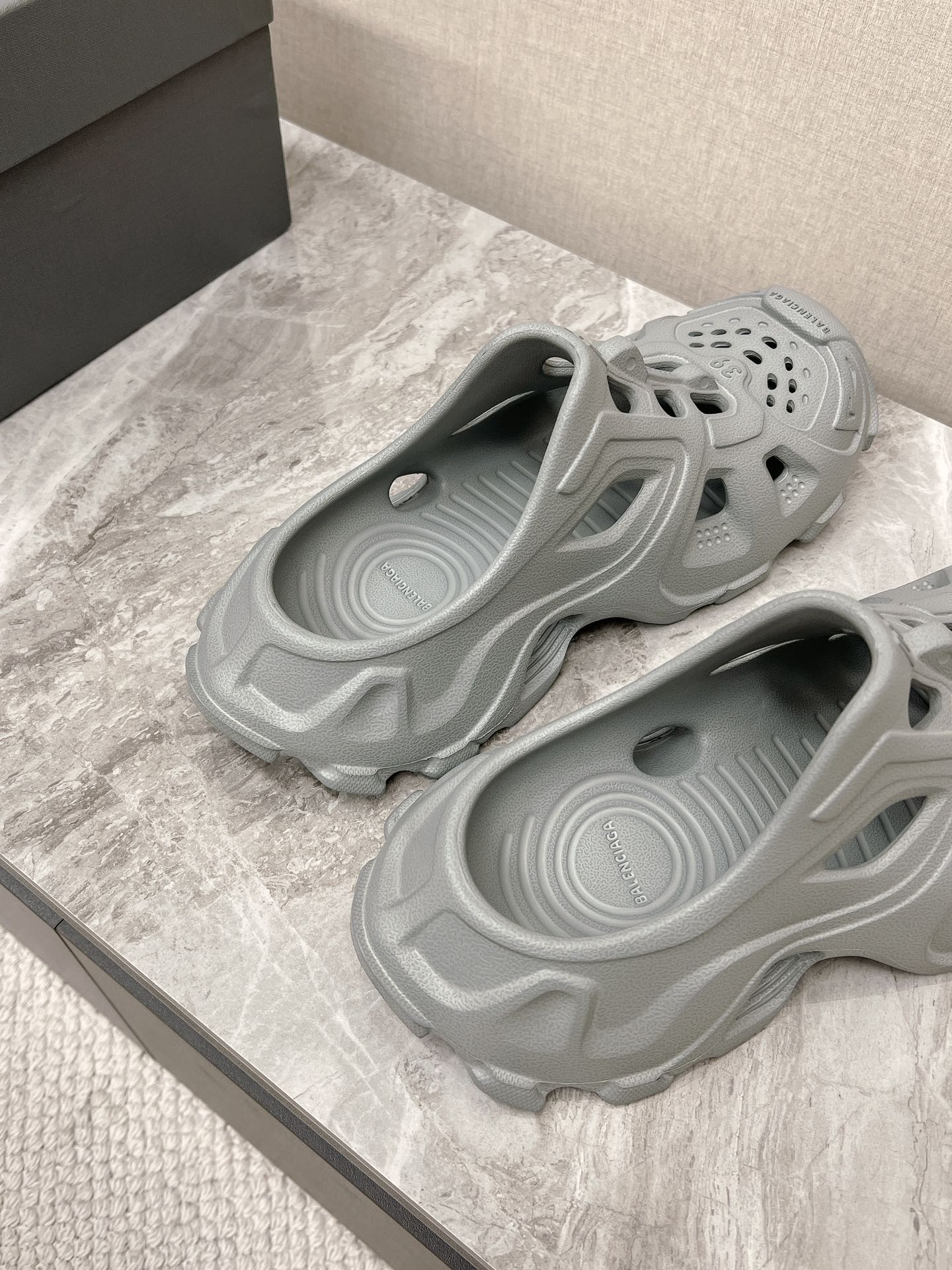 CUT-OUT MULES IN GRAY RUBBER