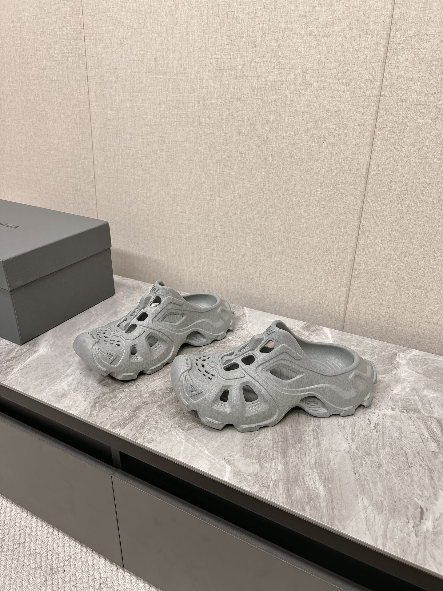 CUT-OUT MULES IN GRAY RUBBER