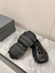 CUT-OUT MULES IN BLACK RUBBER