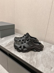 CUT-OUT MULES IN BLACK RUBBER