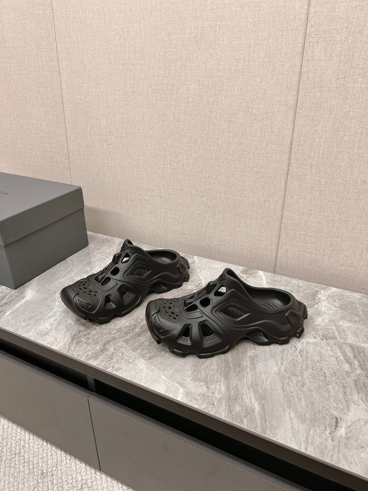 CUT-OUT MULES IN BLACK RUBBER