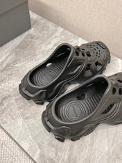 CUT-OUT MULES IN BLACK RUBBER