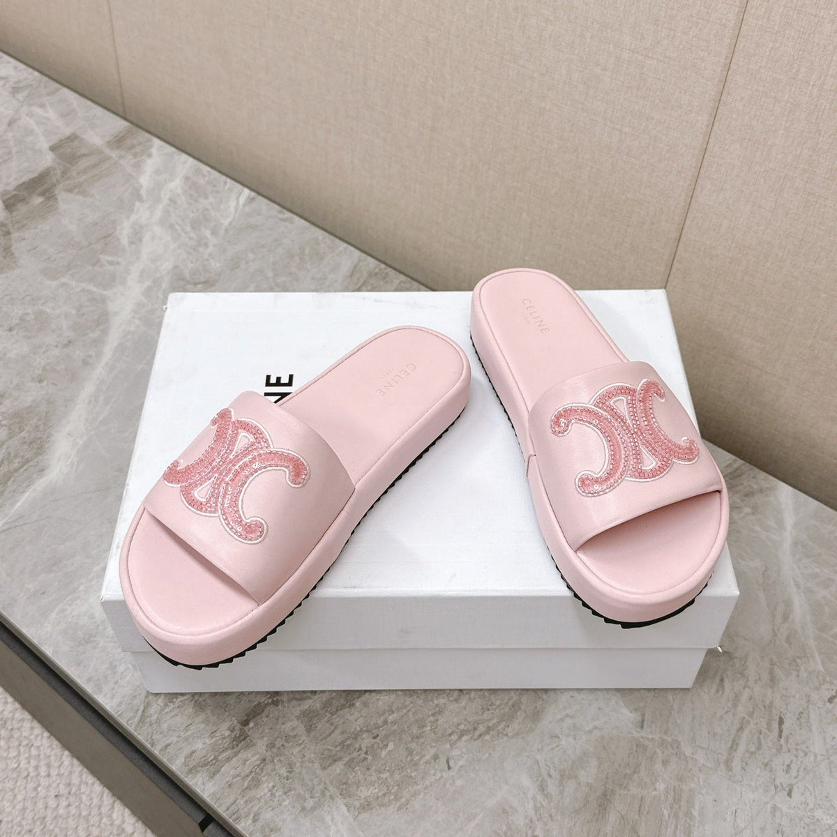 THICK-SOLED SLIDES IN LIGHT PINK SMOOTH LAMBSKIN LOGO WITH CRYSTALS