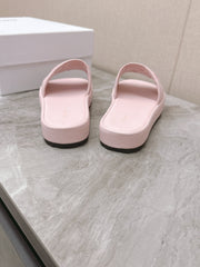 THICK-SOLED SLIDES IN LIGHT PINK SMOOTH LAMBSKIN LOGO WITH CRYSTALS