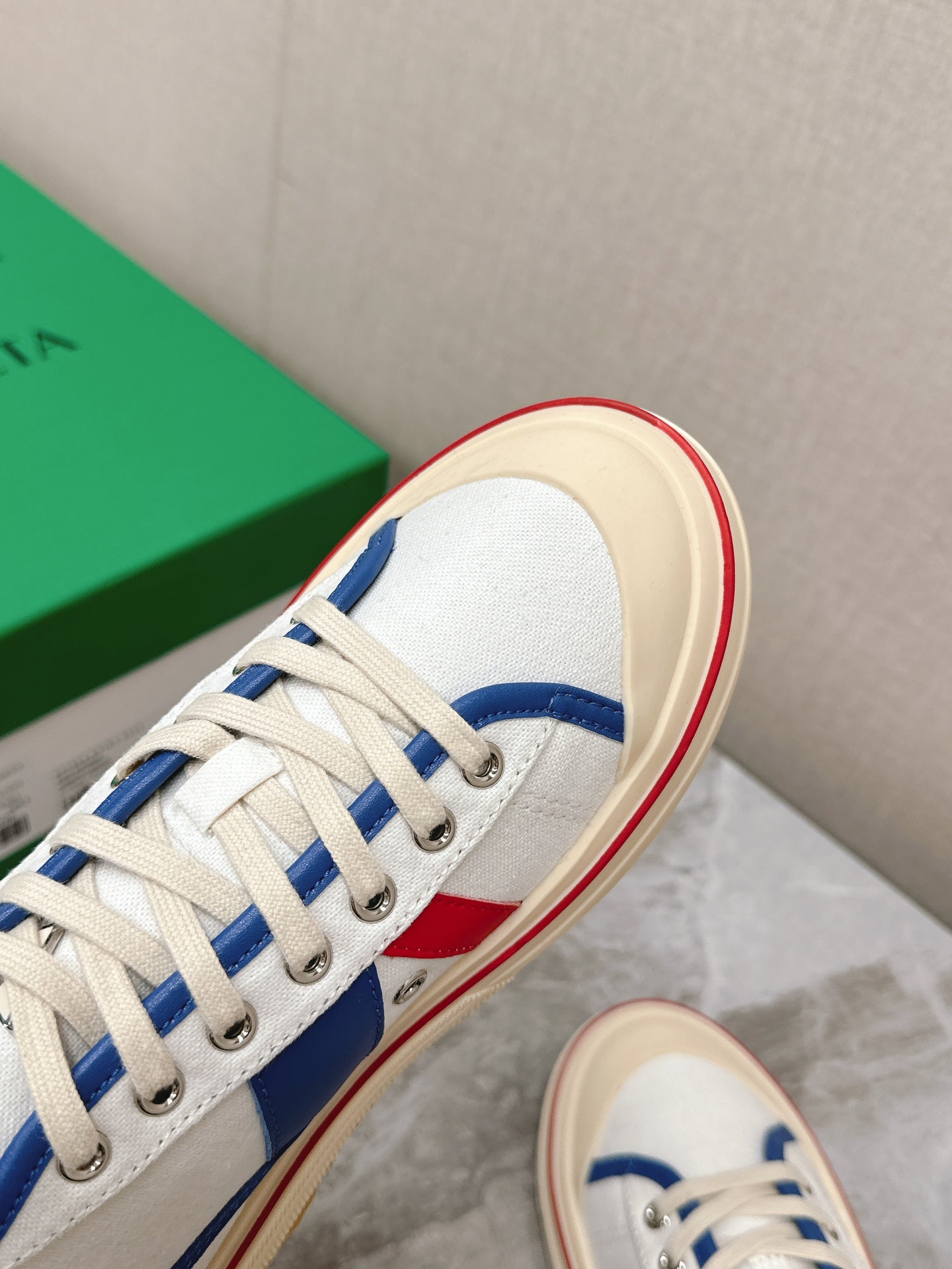 ELIOT SNEAKER IN WHITE CANVAS WITH NAVY BLUE CALFSKIN