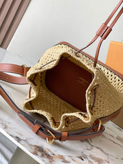 NOÉ PURSE 24 IN BEIGE CROCHETED RAFFIA AND BROWN CALFSKIN TRIM