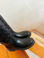 TERRITORY FLAT HIGH BOOT IN BLACK EMBOSSED CALFSKIN