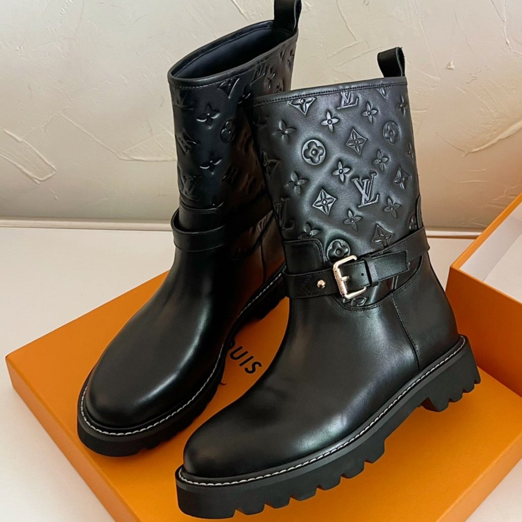 TERRITORY FLAT ANKLE BOOT IN BLACK EMBOSSED CALFSKIN