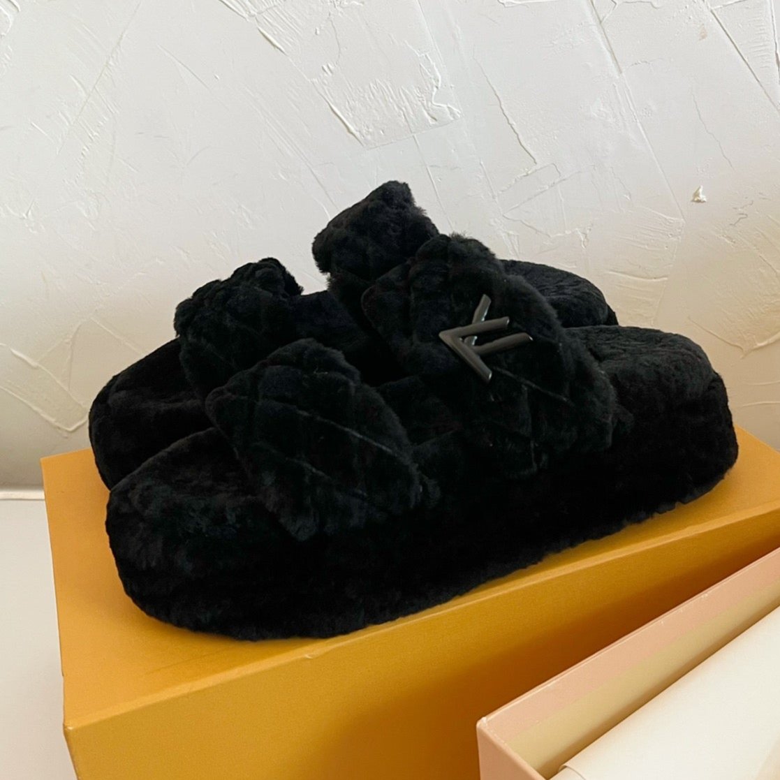LV SUNSET PLATFORM COMFORT MULE IN BLACK SHEARLING