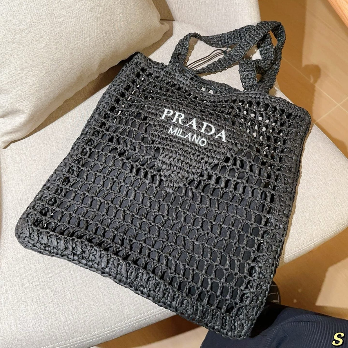 WHITE EMBROIDED LOGO TOTE BAG 39 IN BLACK WOVEN RAFFIA