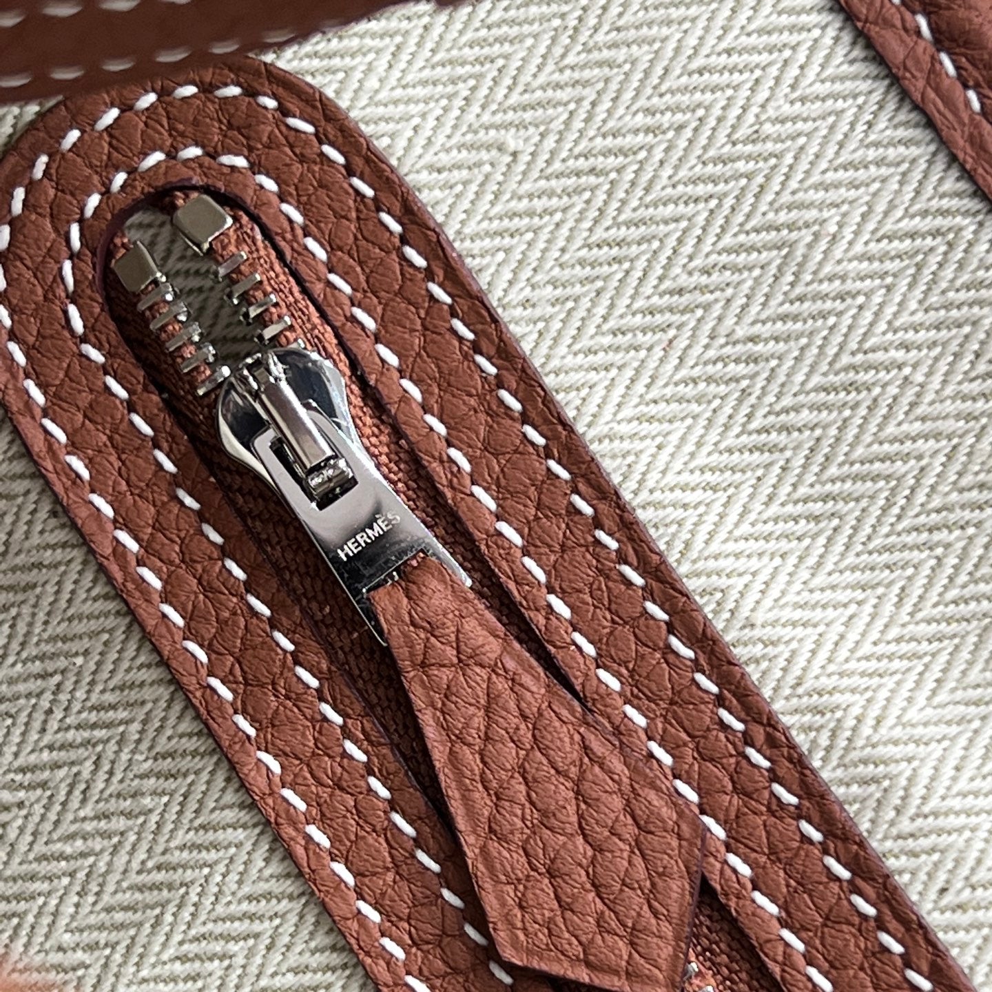 GARDEN PARTY 23CM IN UMBER BROWN CALFSKIN