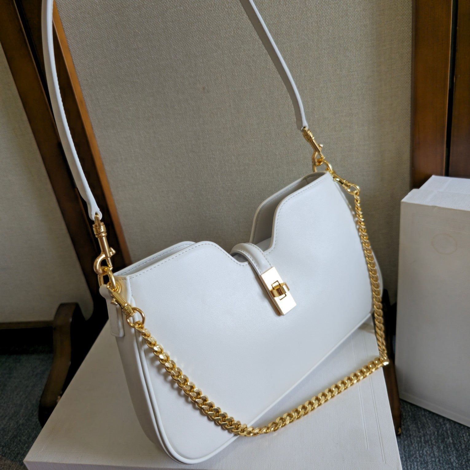 CELINE 25S SHOULDER CAMILLE 16 SOFT 27MM IN WHITE CALFSKIN GOLD HARDWARE