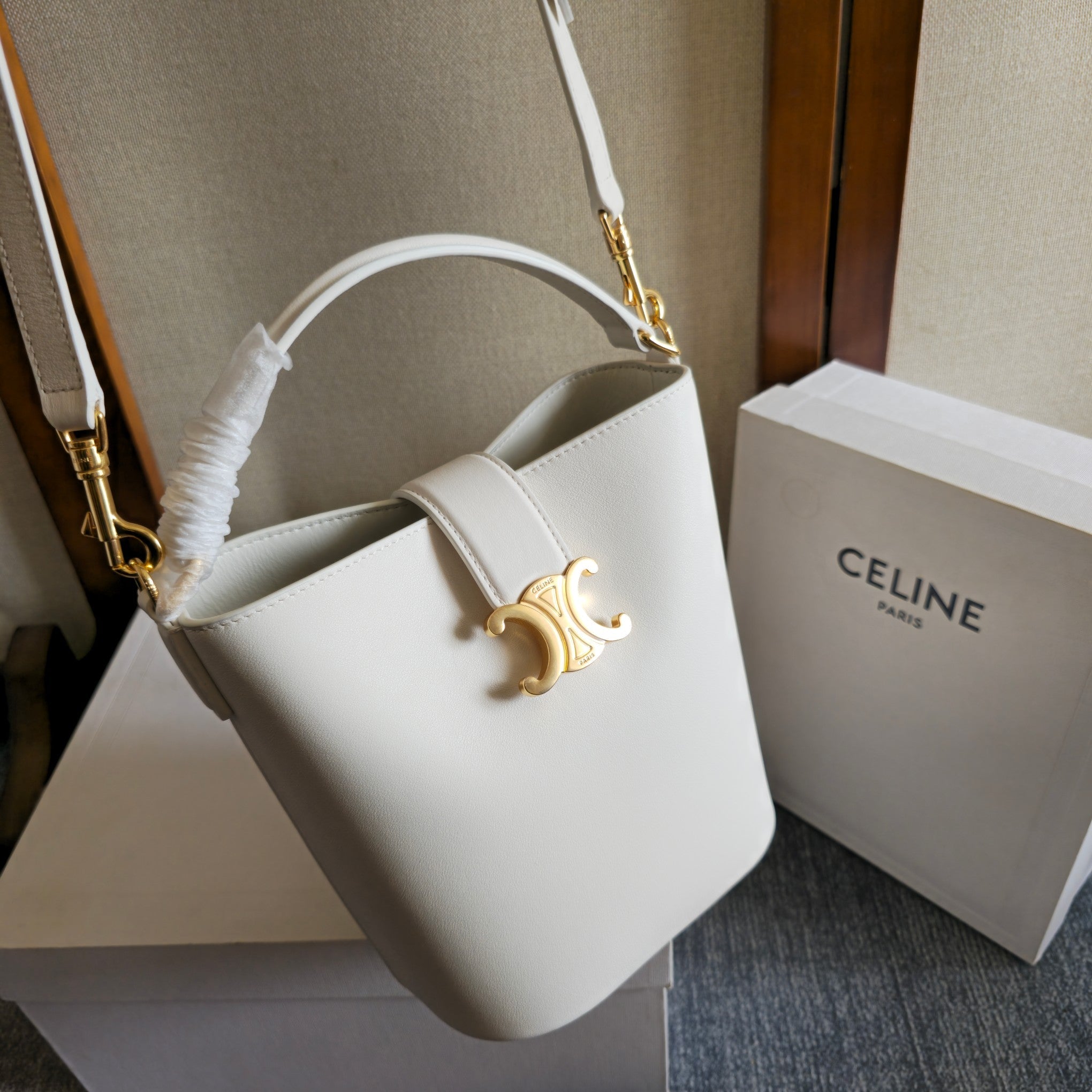 CELINE 25S LOUISE BAG 19MM IN WHITE CALFSKIN GOLD HARDWARE