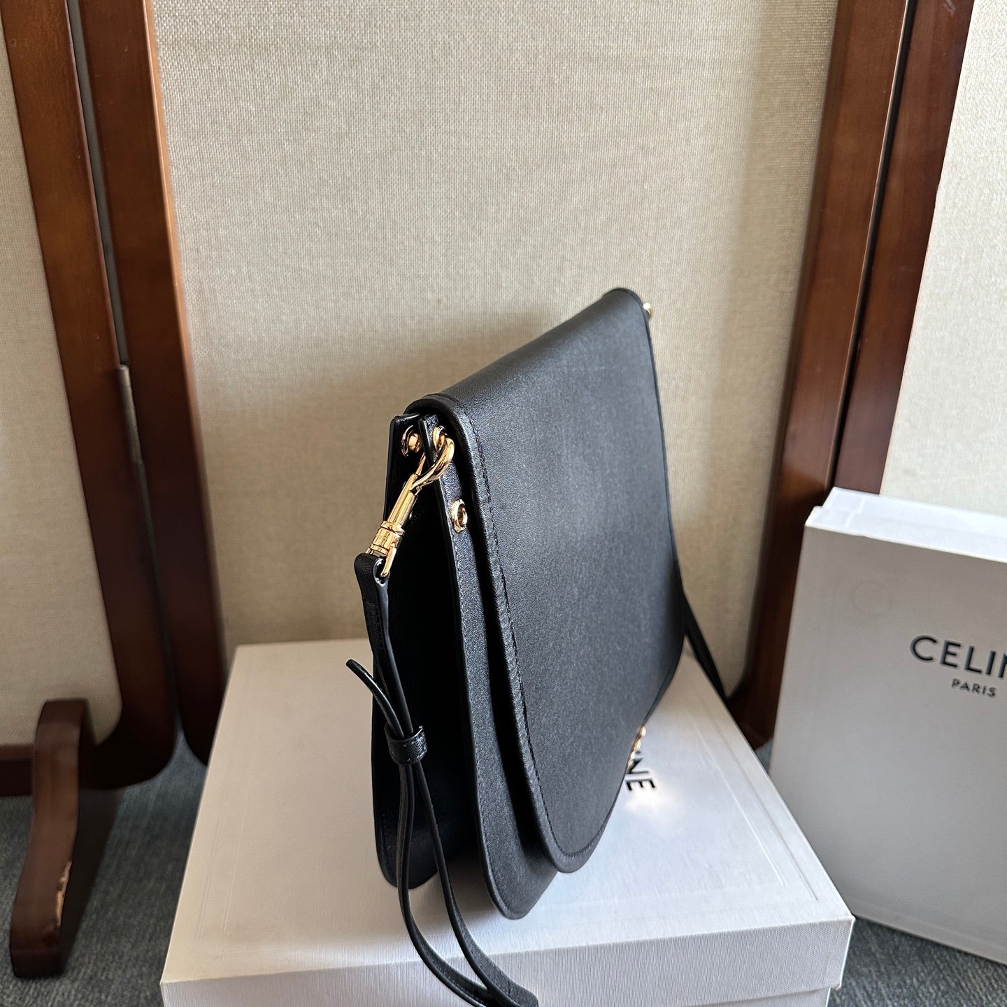 CELINE 25S BESACE SOFT TRIOMPHE 32MM IN BLACK SUPPLE SHINY LAMBSKIN
