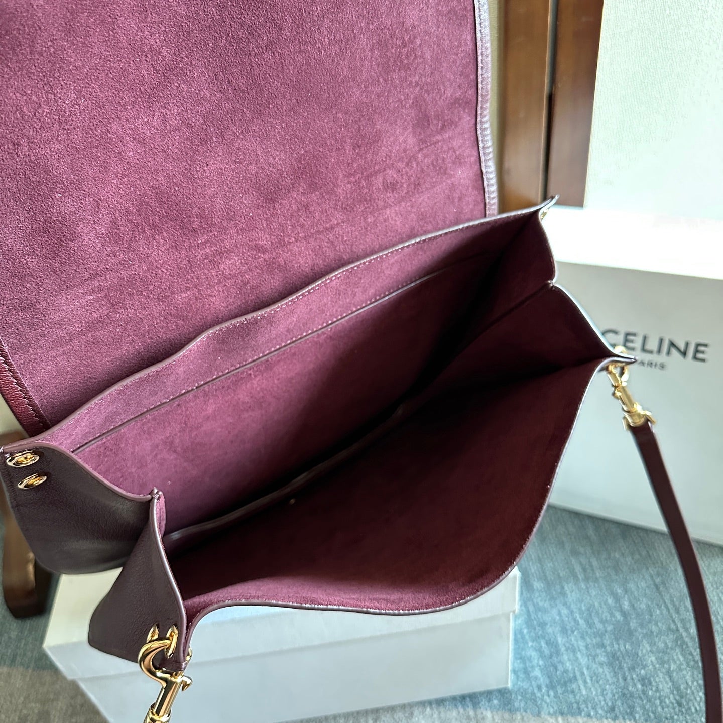 CELINE 25S BESACE SOFT TRIOMPHE 32MM IN SYRAH RED SUPPLE SHINY LAMBSKIN