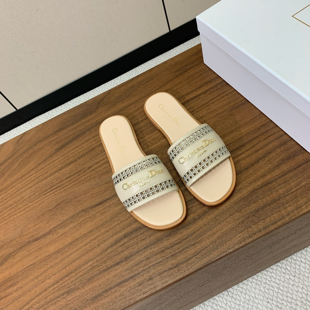 DWAY SLIDE BEIGE CALFSKIN AND GOLD LOGO