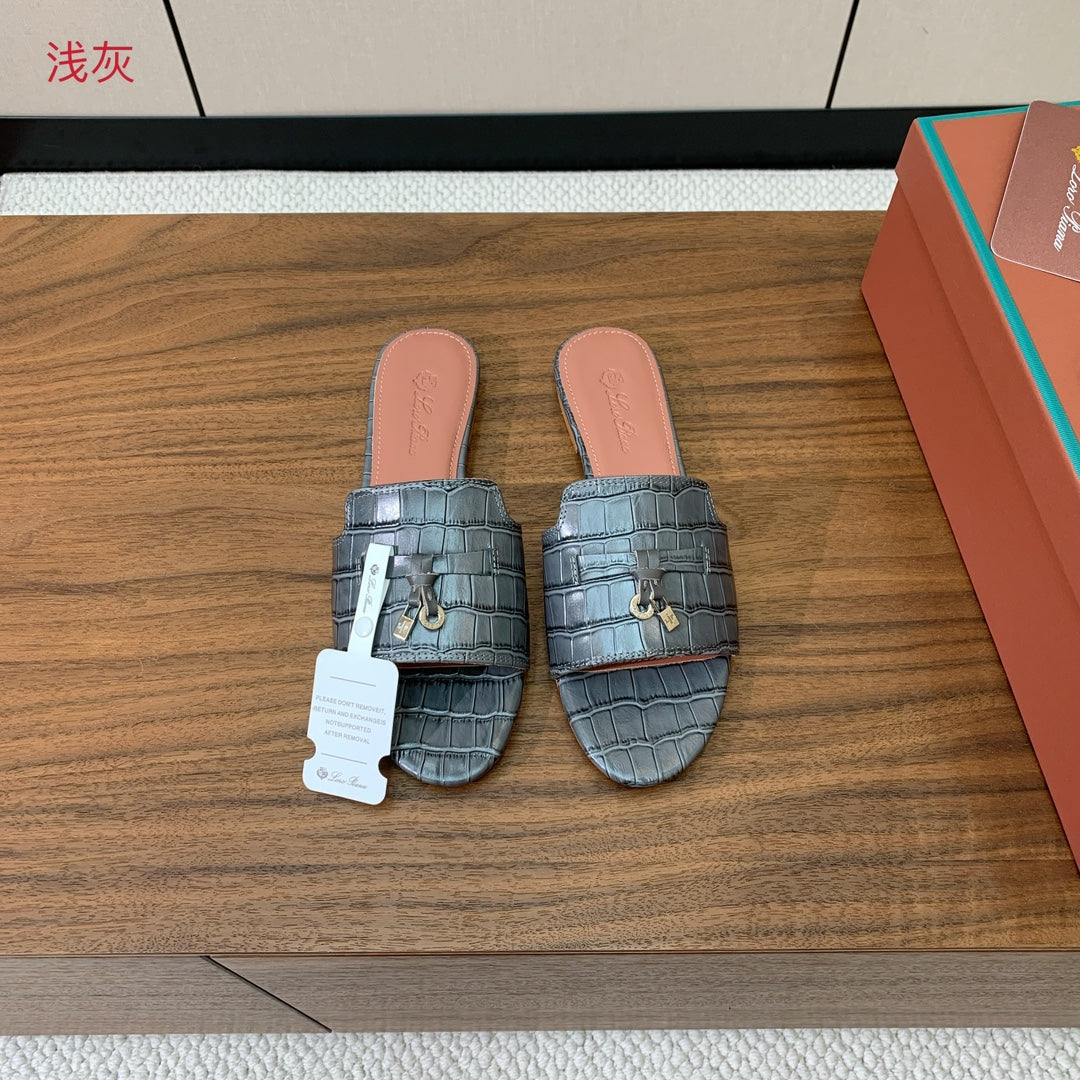 LP OSTRICH-EMBOSSED FLAT SANDALS 25S IN DARK GRAY LAMBSKIN