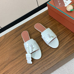 LP OSTRICH-EMBOSSED FLAT SANDALS 25S IN WHITE LAMBSKIN