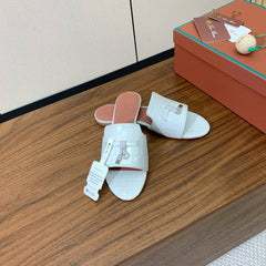 LP OSTRICH-EMBOSSED FLAT SANDALS 25S IN WHITE LAMBSKIN