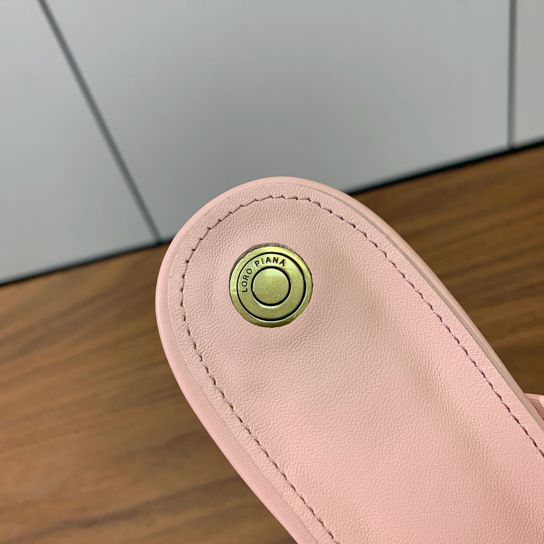 FLAT SLIPPERS IN LIGHT PINK CALFSKIN